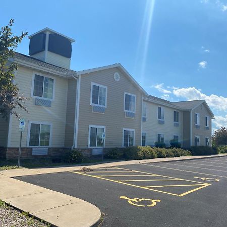 Americinn By Wyndham Oshkosh Kültér fotó