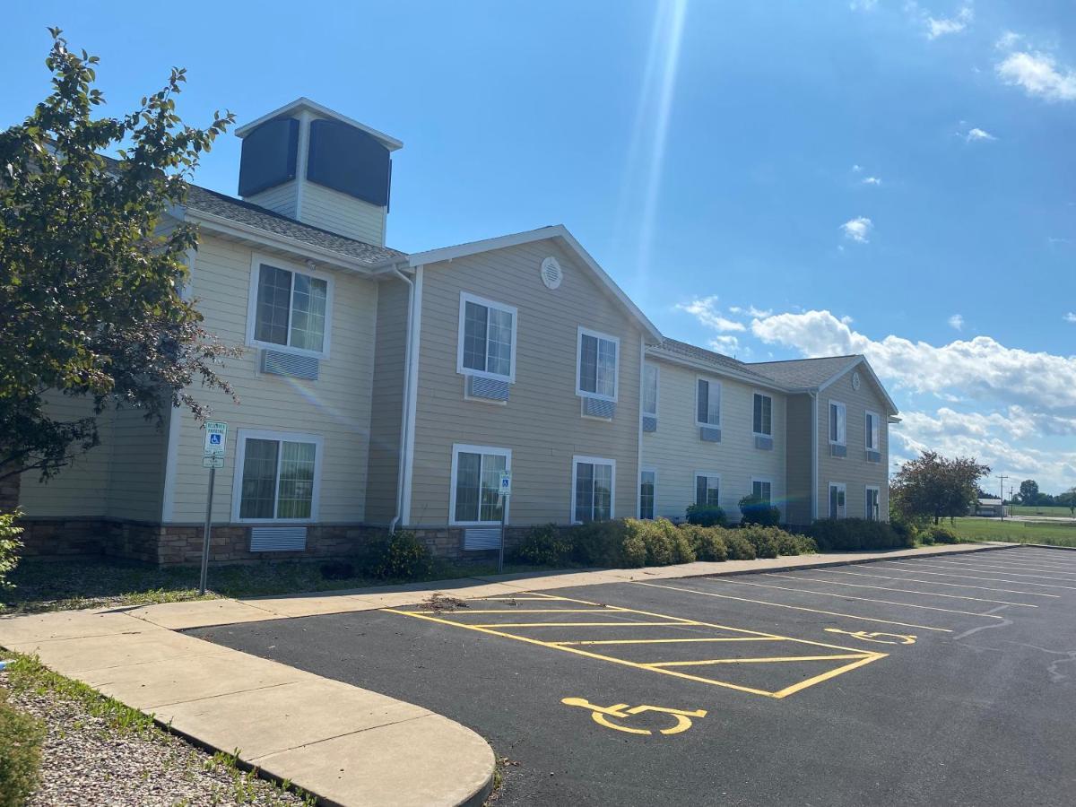 Americinn By Wyndham Oshkosh Kültér fotó